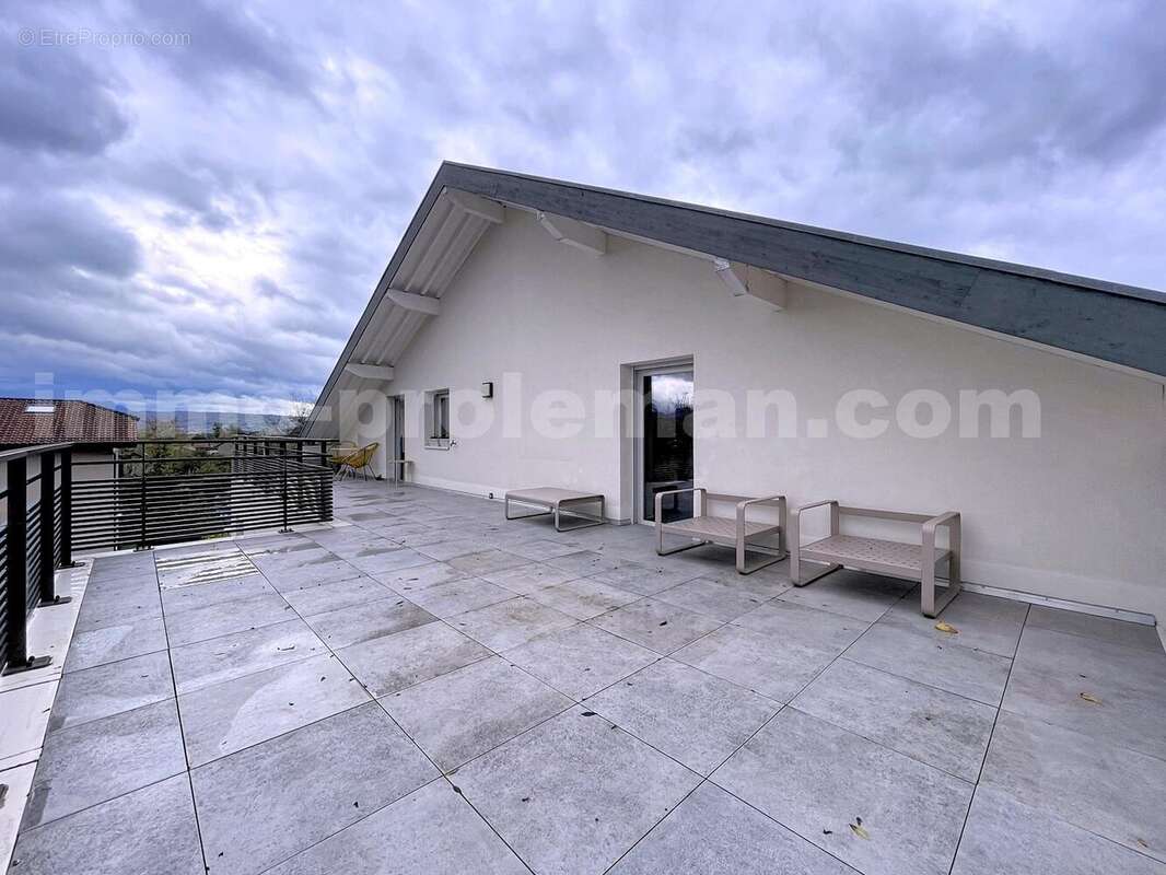 Appartement_T4_Cranves-Sales_belle_superficie_prix_frontière_Suisse_direction_GENEVE_autoroutes_investissement_locatif_vente_vue_séjour_salon_cuisine_balcon_terrasse_ - Appartement à CRANVES-SALES