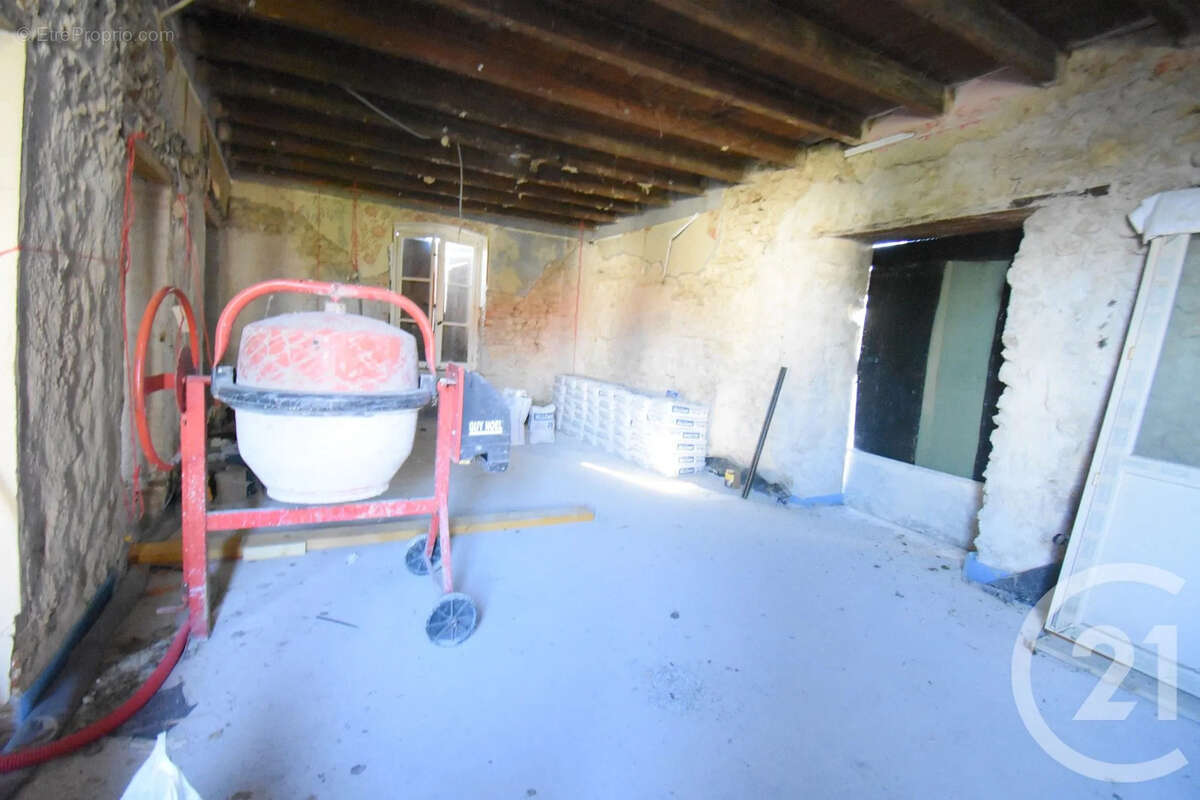 Maison à CREUZIER-LE-NEUF