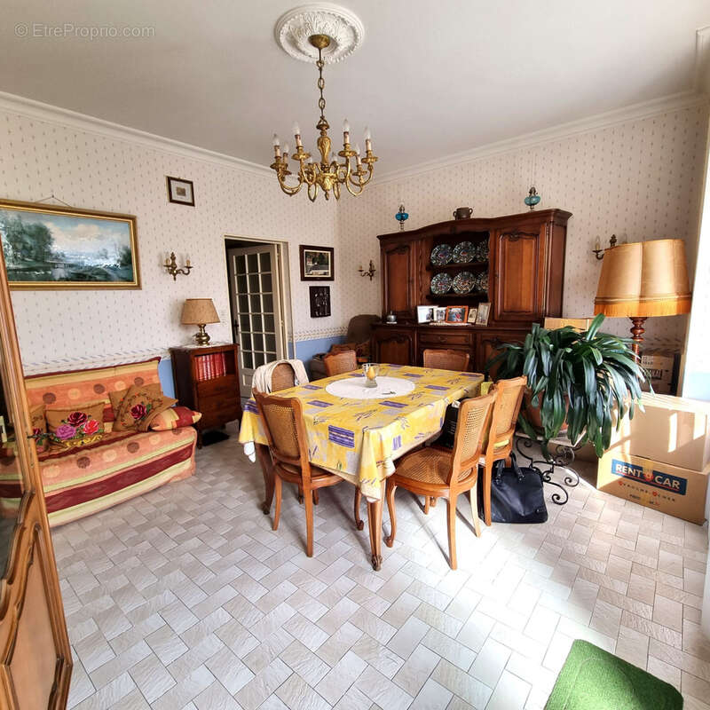 Maison à SAINT-DENIS-DE-JOUHET