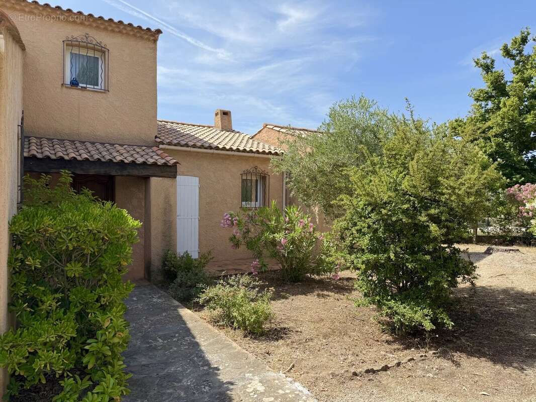 Maison à CEYRESTE