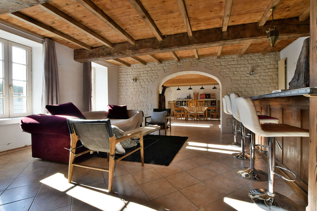 Maison à SAINT-GENIS-DE-SAINTONGE