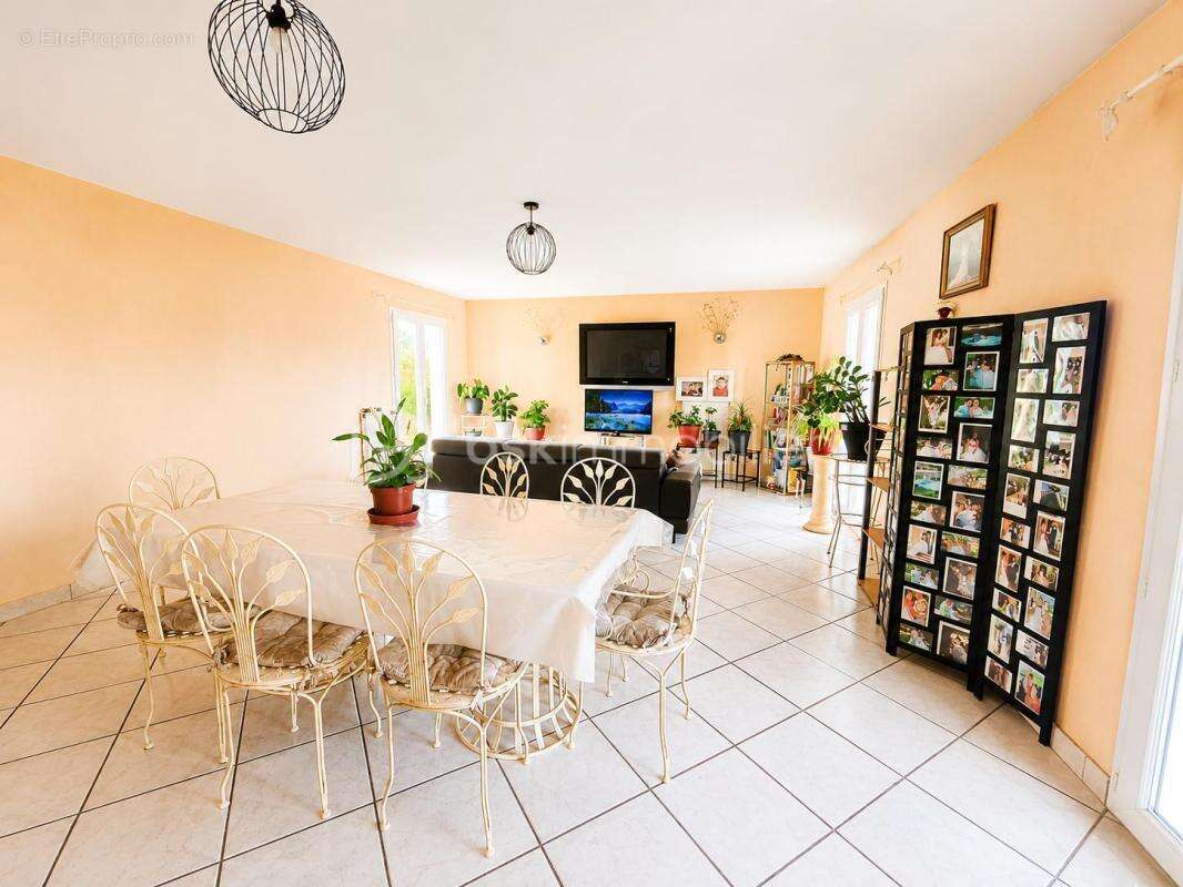 Maison familiale de plain-pied de 170 m² avec 2 830 m² de terrain - photo 20