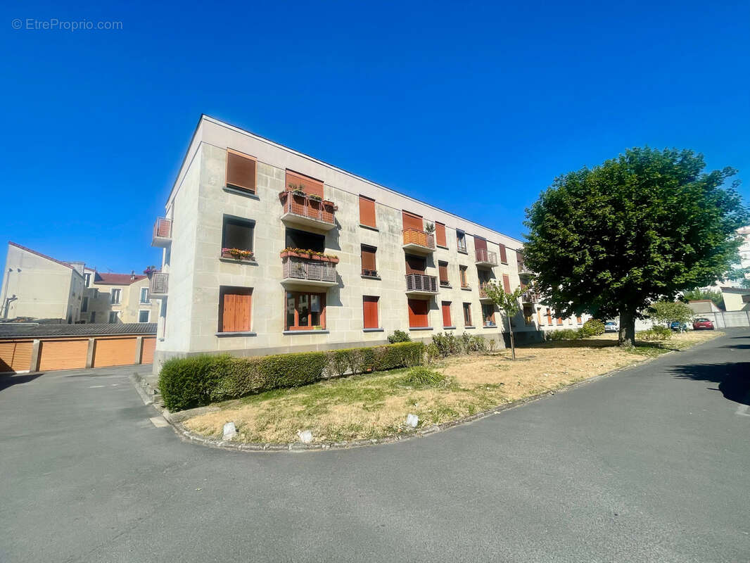 DRANCY - AVENIR - Charmant T4 lumineux avec balcon parking et cave ! - Proche METRO 7 et 5 - TRAM T1 - photo 13