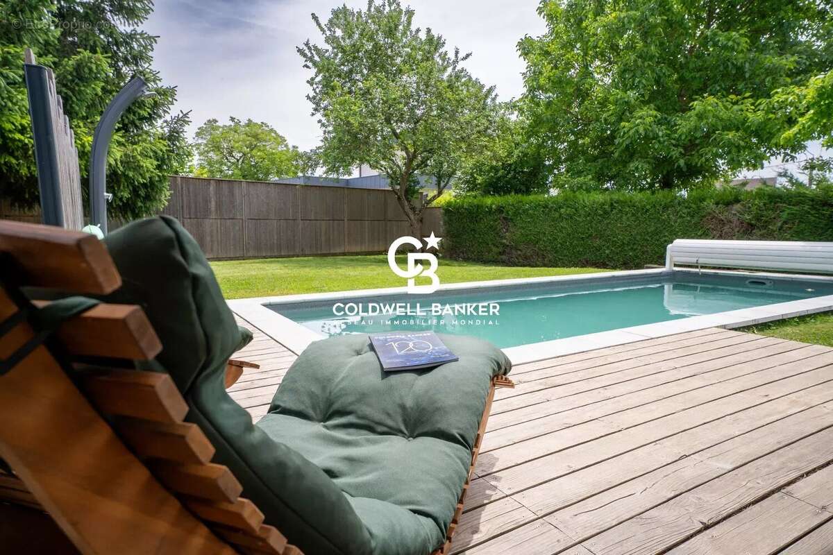 Maison chalet à Vétraz-Monthoux avec piscine chauffée, 5 chambres et jardin arboré - photo 14