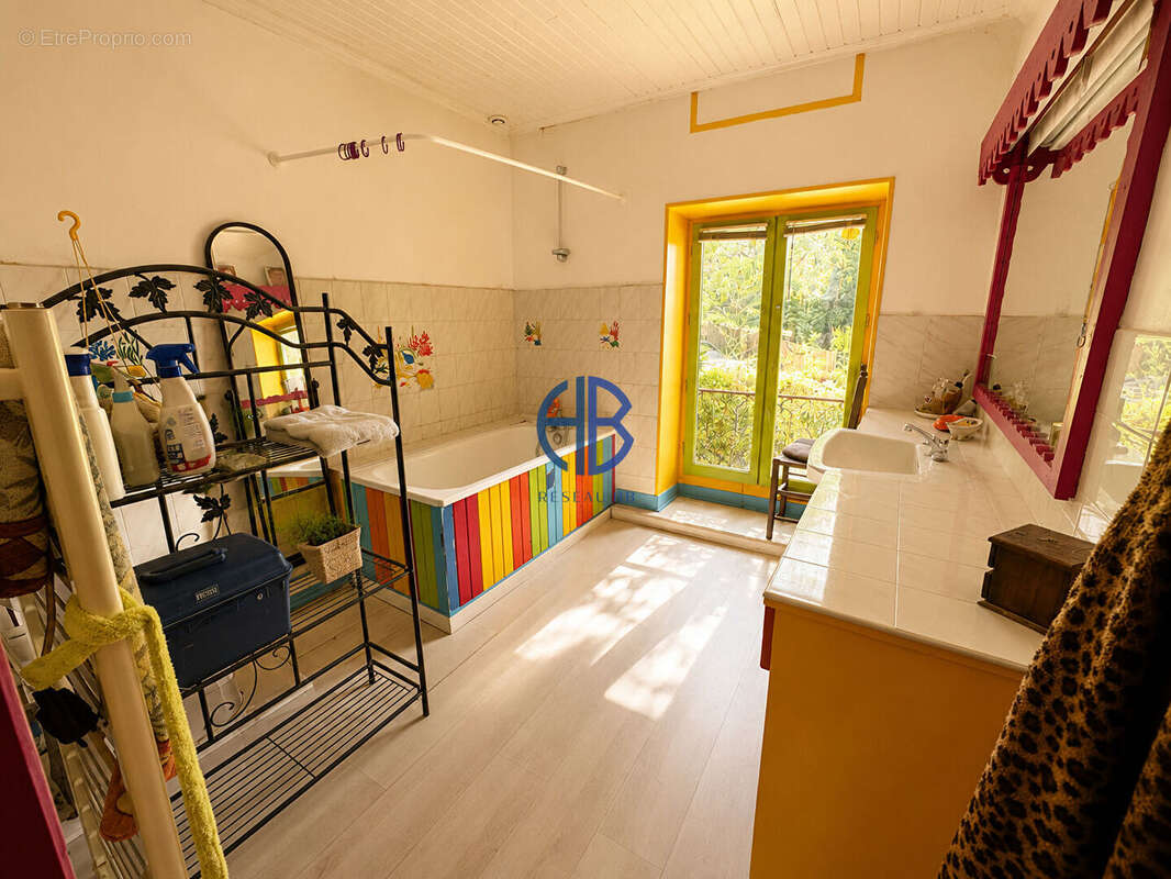 Élégante demeure de caractère aux volumes généreux, avec piscine et cinq suites, au coeur d'un environnement préservé - photo 18
