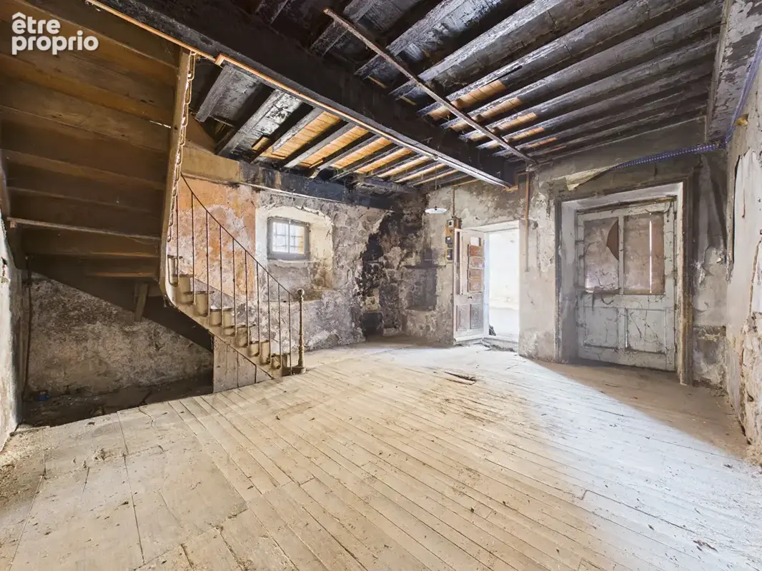 Maison en pierre au coeur du village de Chalencon à réhabiliter avec cour - photo 5