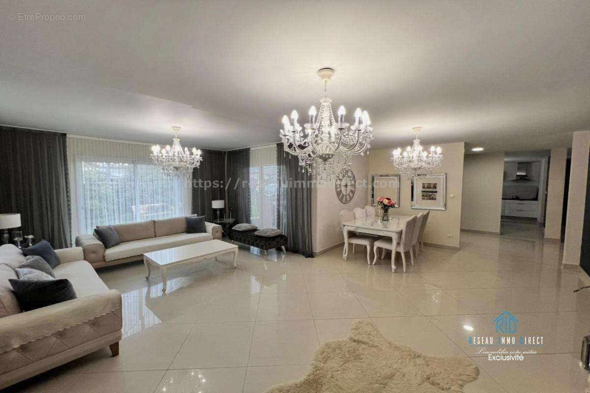 Maison à SAINT-JEAN-D'AVELANNE