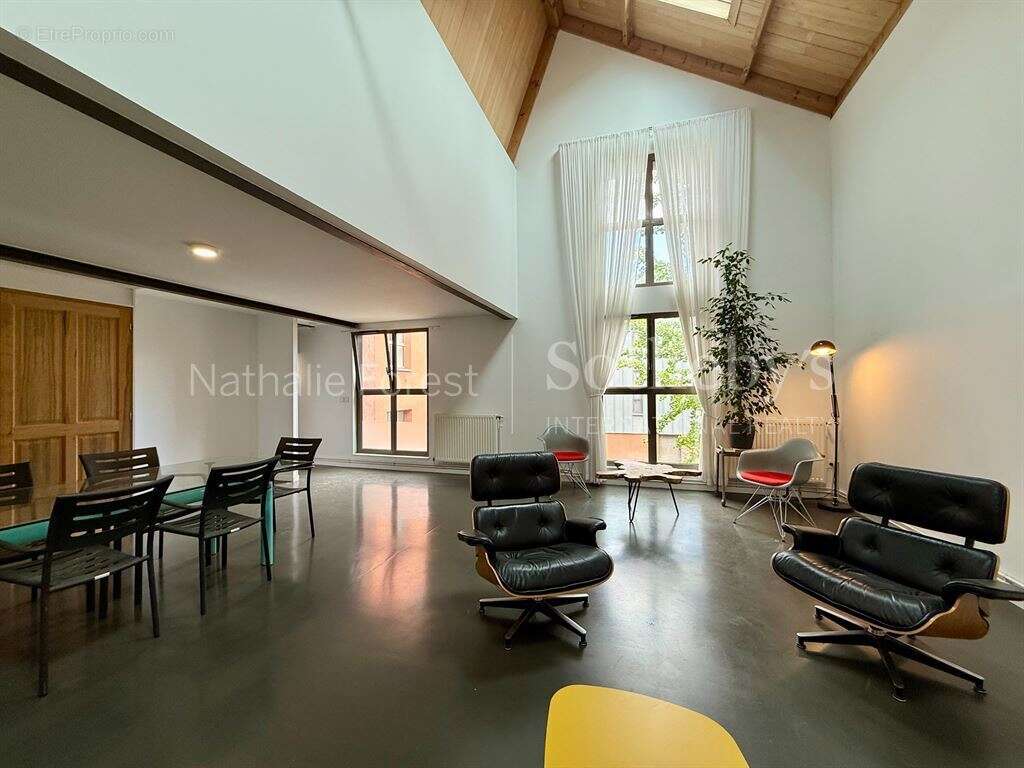 Vieux lille / rue de metz / rare t4 en duplex aux volumes hors normes ! - photo 5