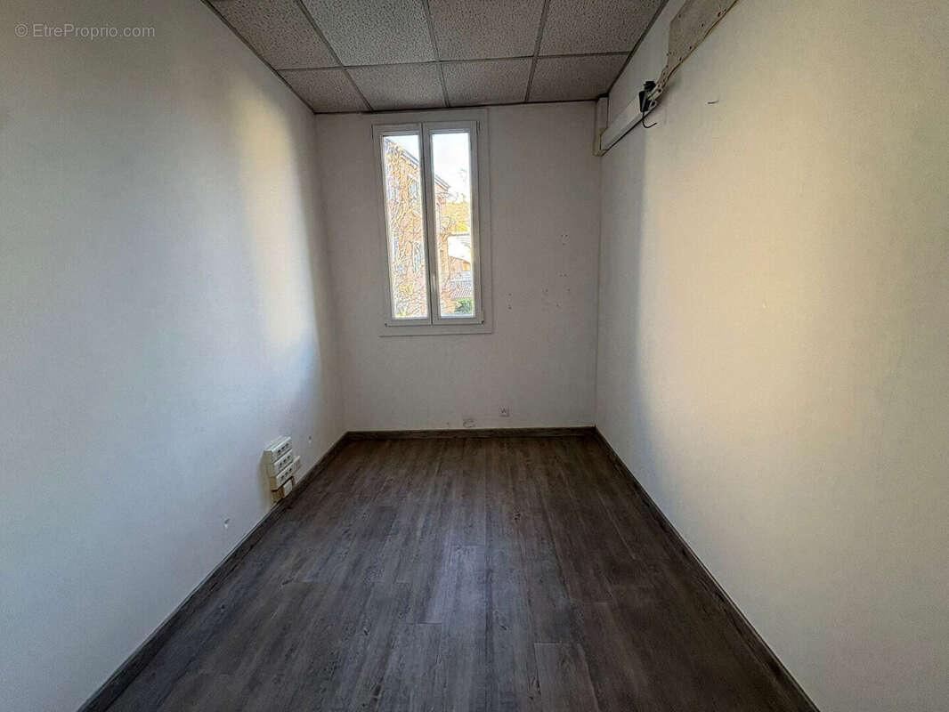 Local commercial  de 117 m² à Roquevaire - photo 5