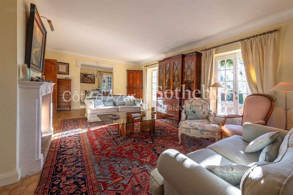 Maison à CHATEAUNEUF-GRASSE