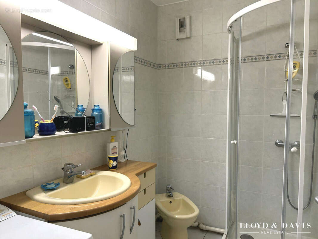 SALLE D EAU  - Appartement à MARSEILLE-5E