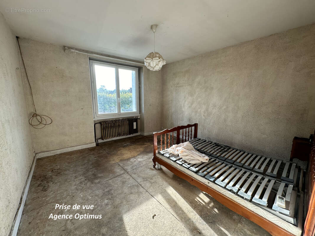 A vendre : Maison de ville à rénover avec dépendances, VILLENEUVE LA GUYARD - photo 8