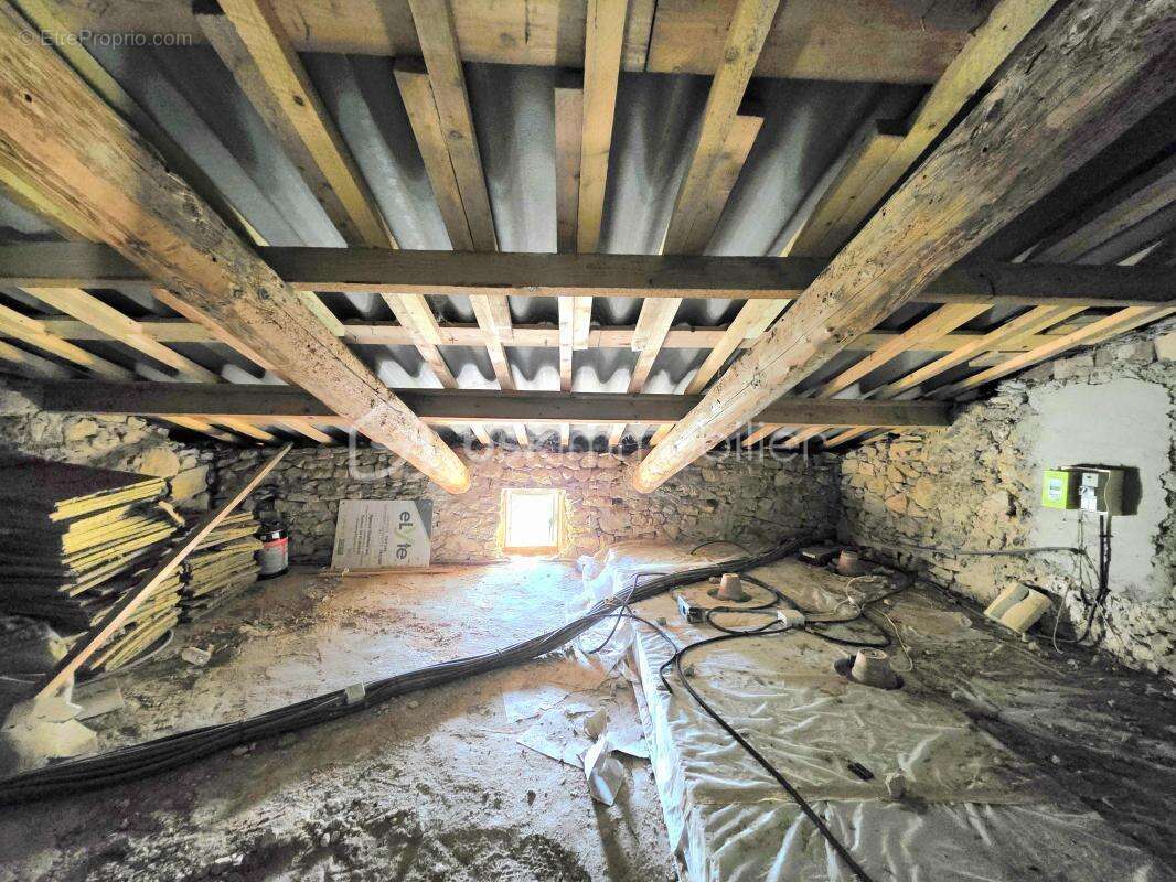 Maison à SAINT-JULIEN-DE-PEYROLAS