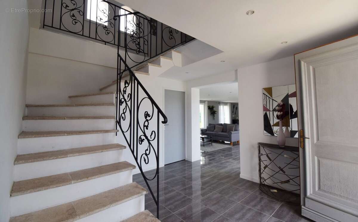 Maison à SAINT-CLEMENT-DE-REGNAT