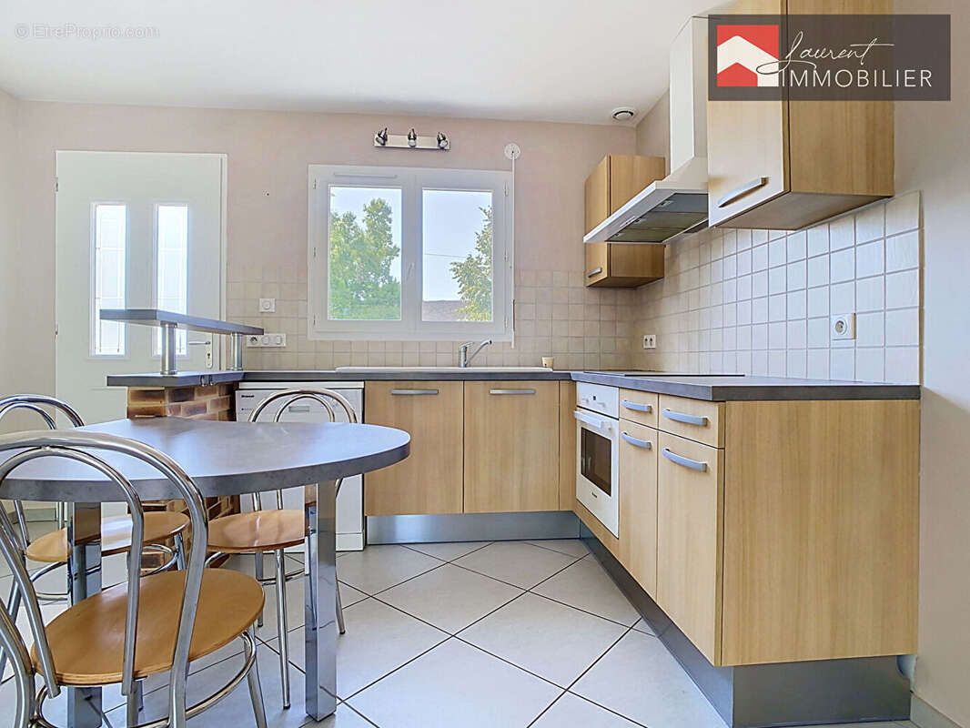 À VENDRE  Jolie villa de plain-pied dans un environnement paisible à Simandre - 190 000 - photo 3