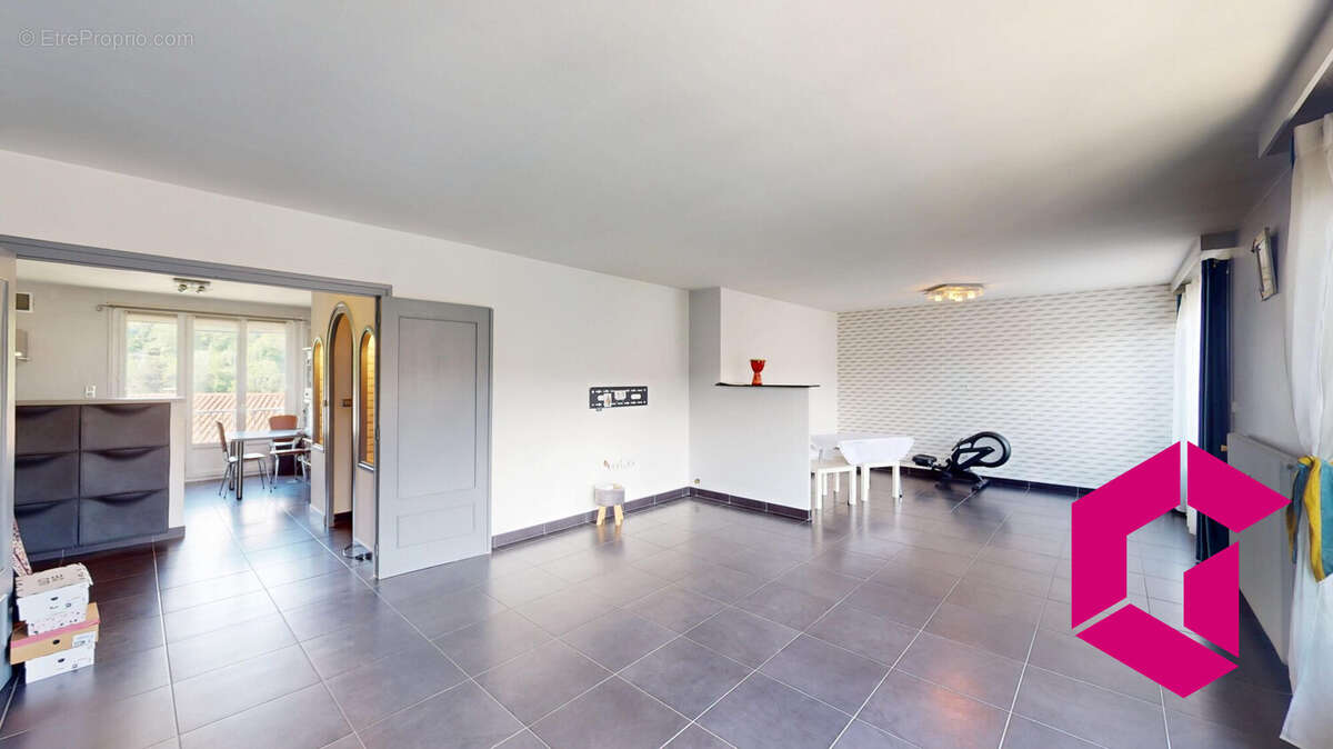 Appartement à LE CHAMBON-FEUGEROLLES