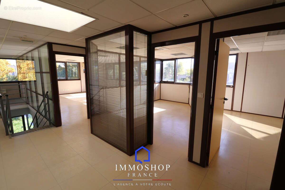 Entrepot + bureau 814 m2 pertuis 84120 - photo 9