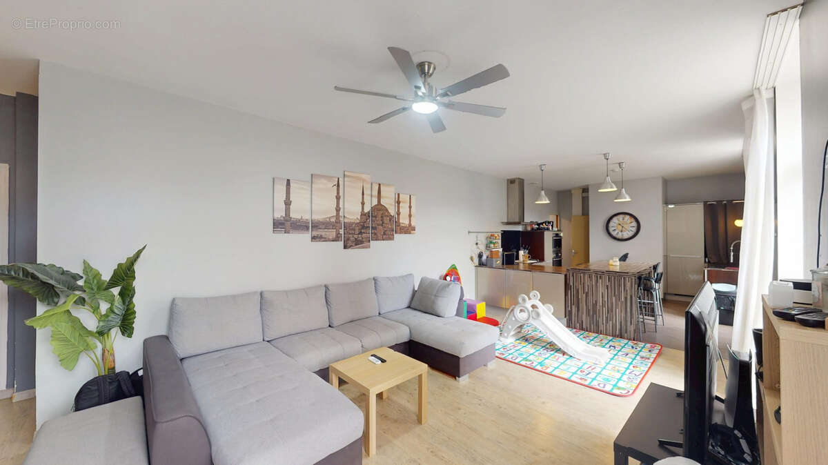 Appartement à LE CHAMBON-FEUGEROLLES