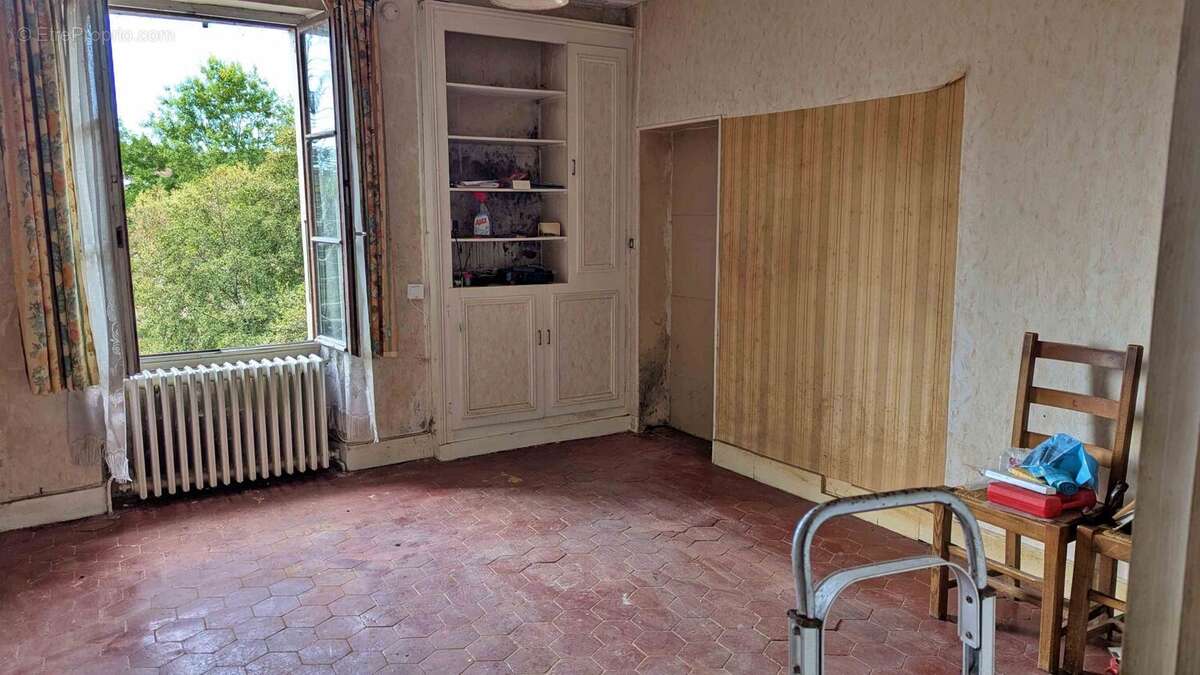 pièce à rénover au 1er étage (possibilité de communication avec la maison rénovée) - Maison à CLAMECY