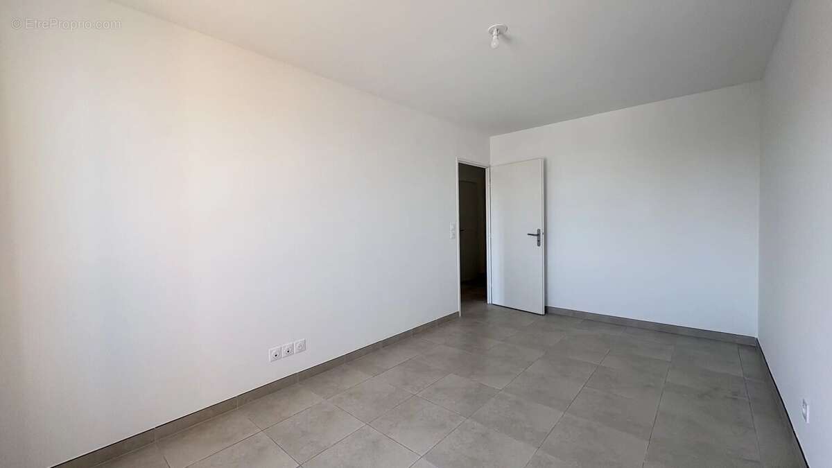 Appartement Type 3  Etat Neuf avec vue mer et port – Terrasse, parking, résidence sécurisée – Port-de-Bouc - photo 11
