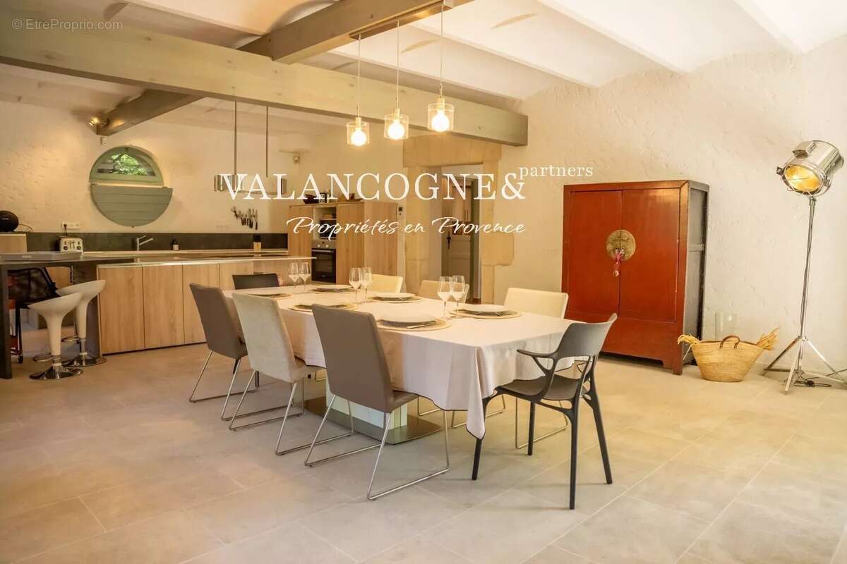 Mas Provençal de Charme avec Piscine et Tennis à Vendre - photo 16