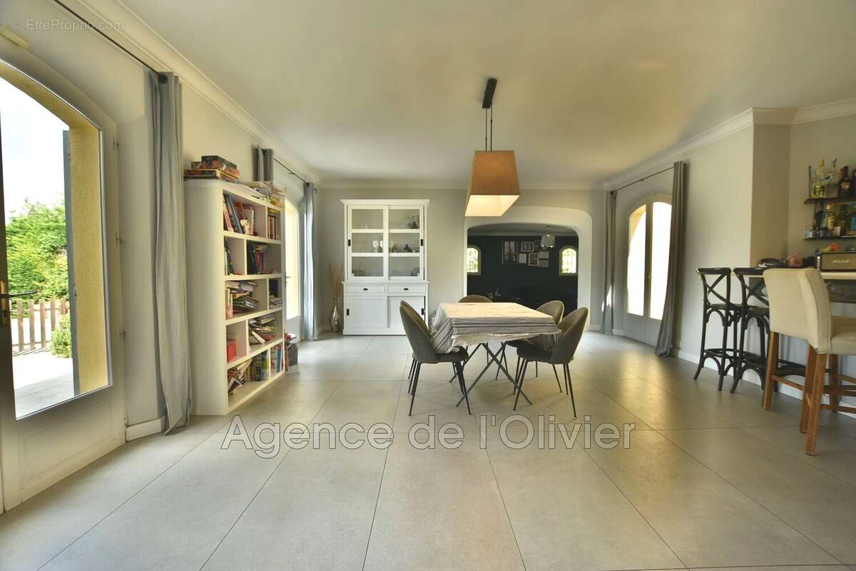 Maison à CHATEAUNEUF-GRASSE