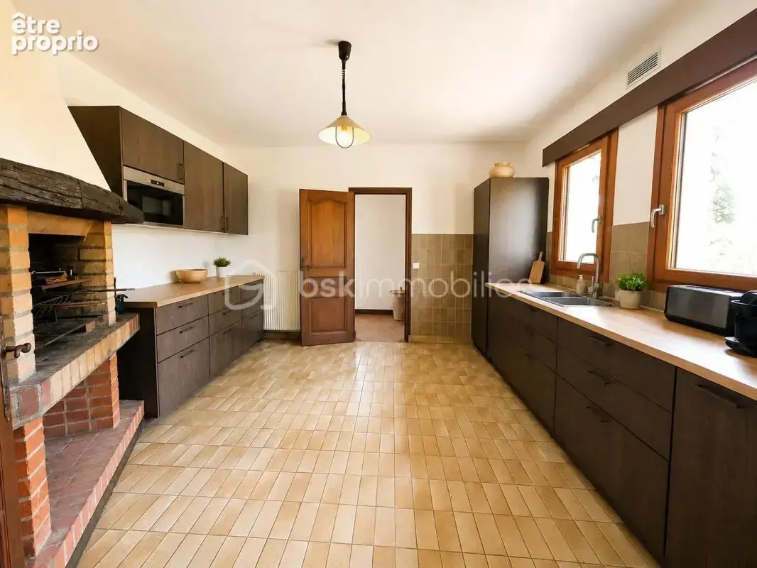 Une demeure de charme aux volumes rares, nichée dans un écrin de verdure de 7 300 m², 9 chambres, deux salles d'eau, une salle d - photo 7