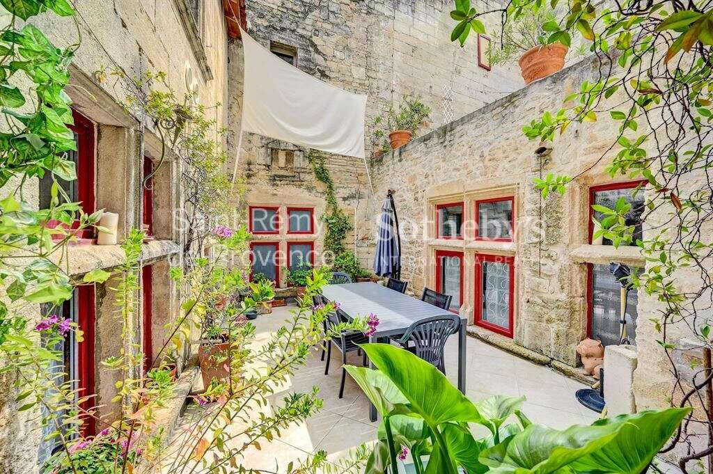 Situé proche d'Avignon, Arles et Saint Rémy de Provence, superbe Hotel particulier du XVème siècle - photo 2