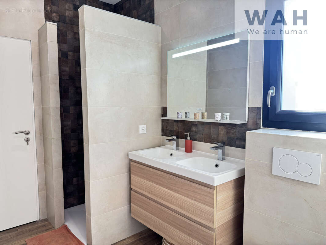 Villa contemporaine récente avec piscine, 5 chambres et jardin paysagé. - photo 16