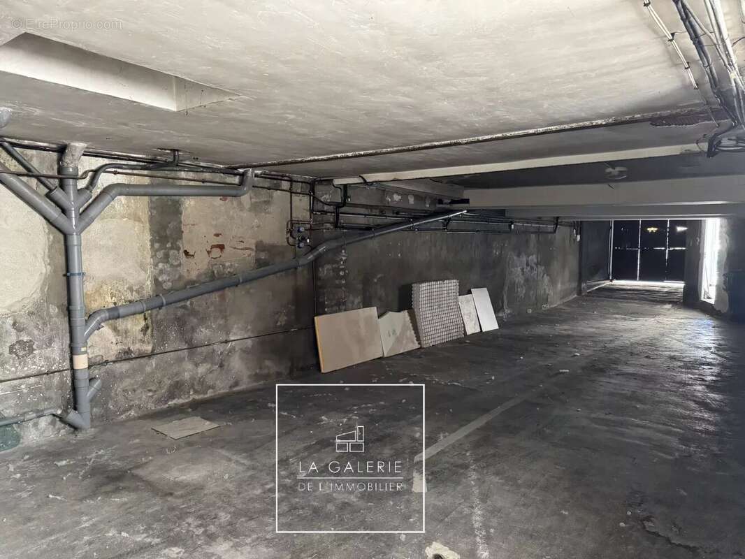 A vendre - Palais de Justice - Maison de caractère à réinventer avec garage exceptionnel et extérieurs - photo 12