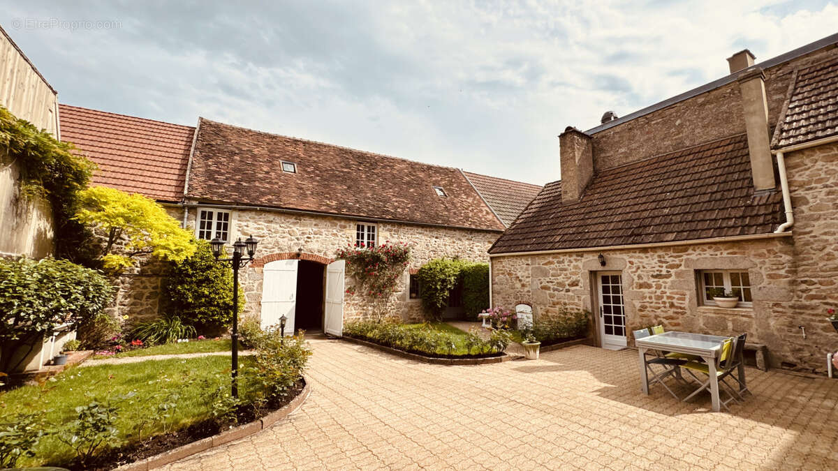 Charmante maison  au coeur de ROUVRAY avec dépendances en très bon état avec jardin d'env. 767 m2 346  500 €. - photo 4