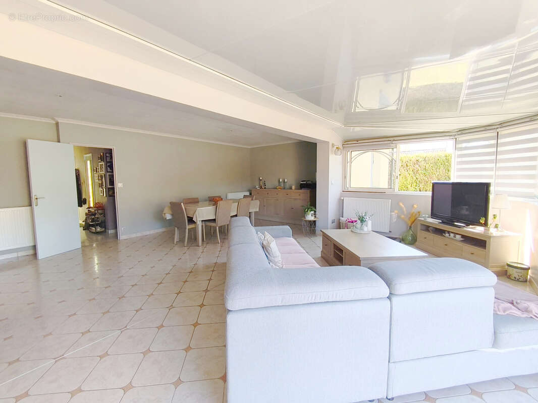 Maison plain-pied 3 chambres et triple garage - photo 2