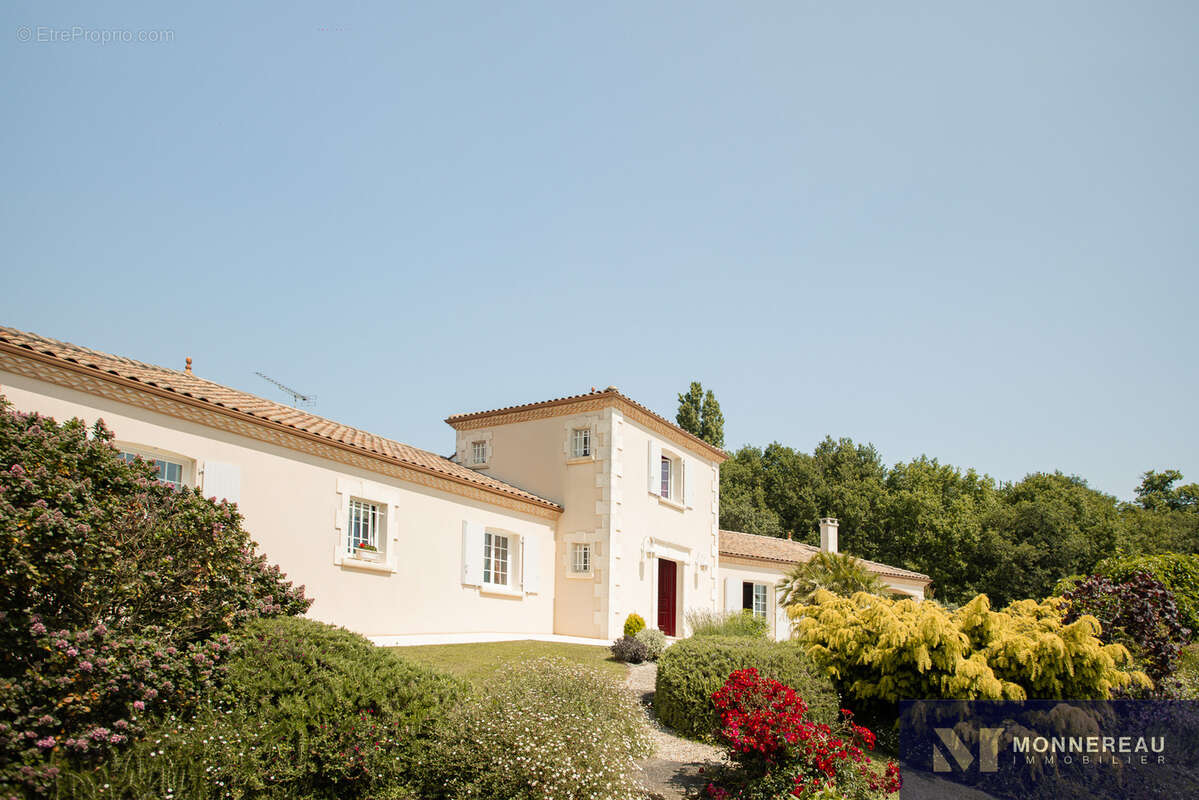 Maison à BARBEZIEUX-SAINT-HILAIRE