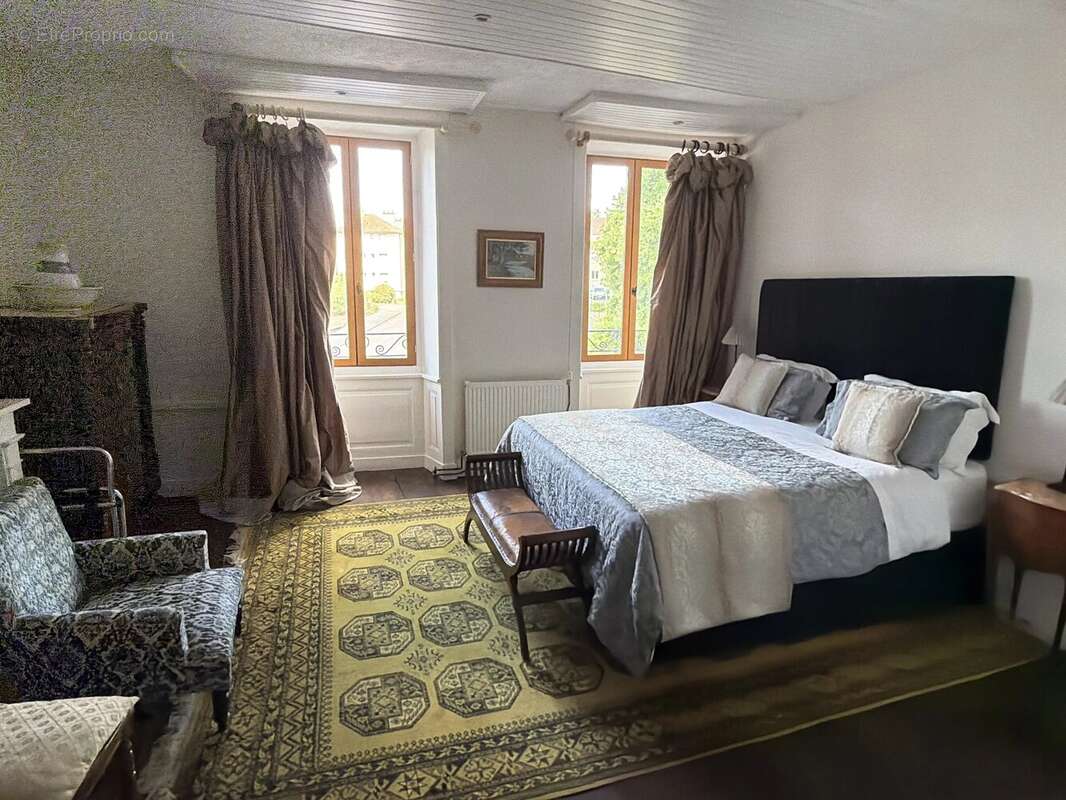Spacieuse maison familiale située au cœur d'une ville animée, avec possibilité d'ouverture de chambres d'hôtes - photo 10
