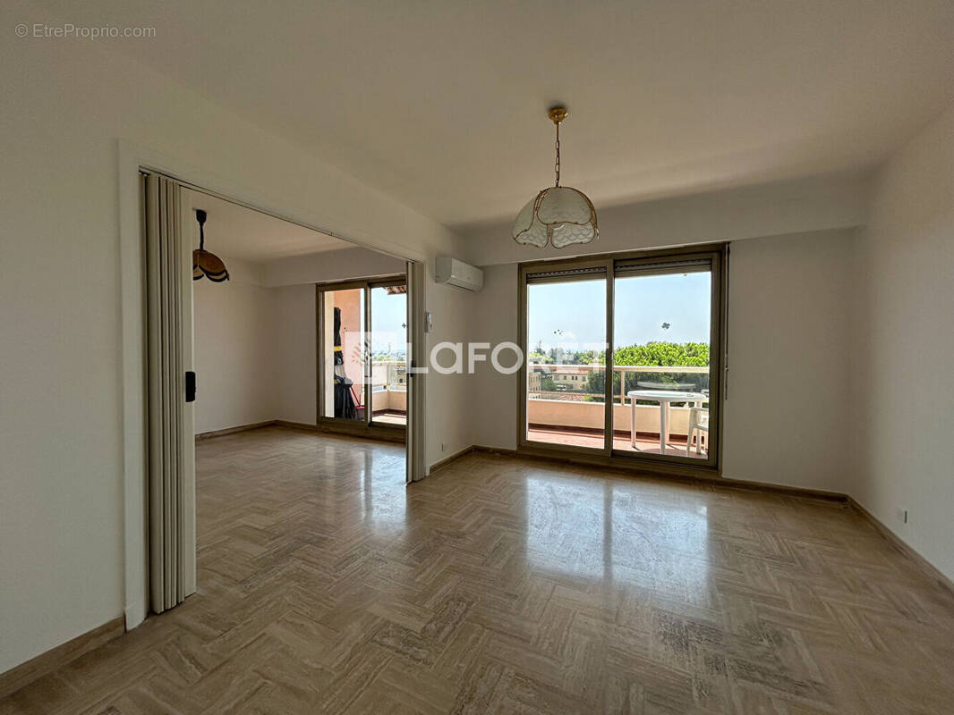 Appartement à SAINT-LAURENT-DU-VAR