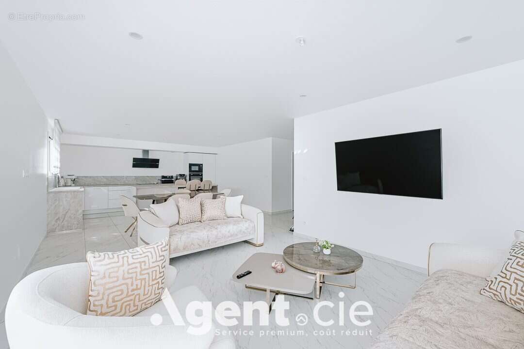 Maison 138 m² à Eterville  - photo 4
