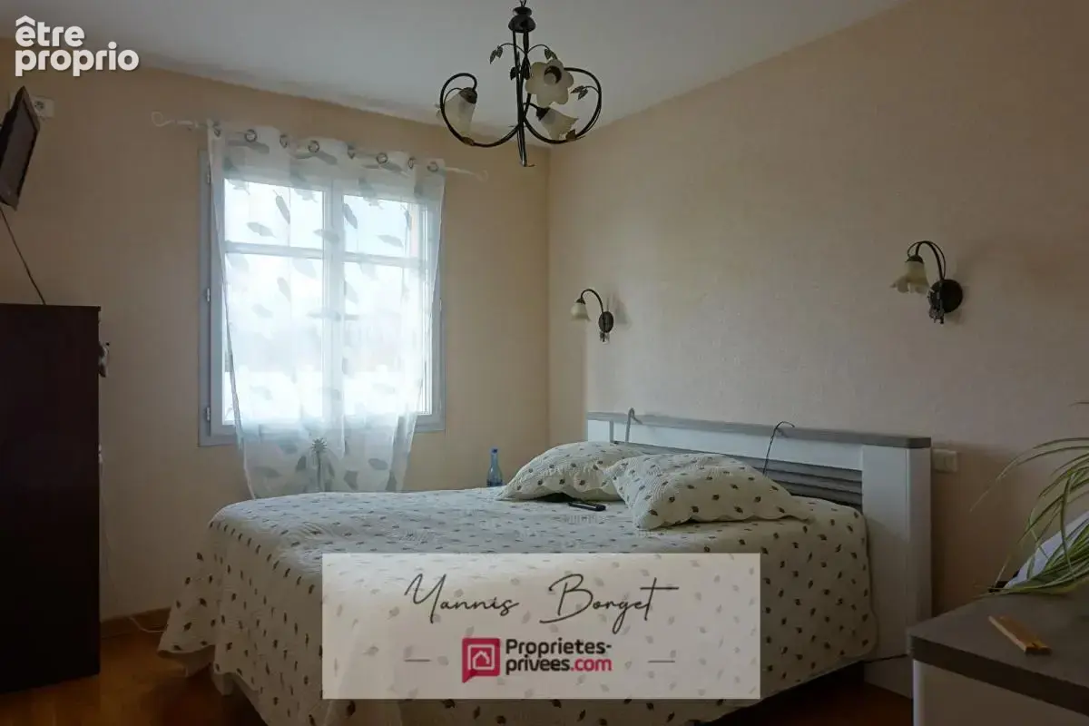 Maison plain-pied - 155 m² - Jardin - Garages et dépendances - photo 10