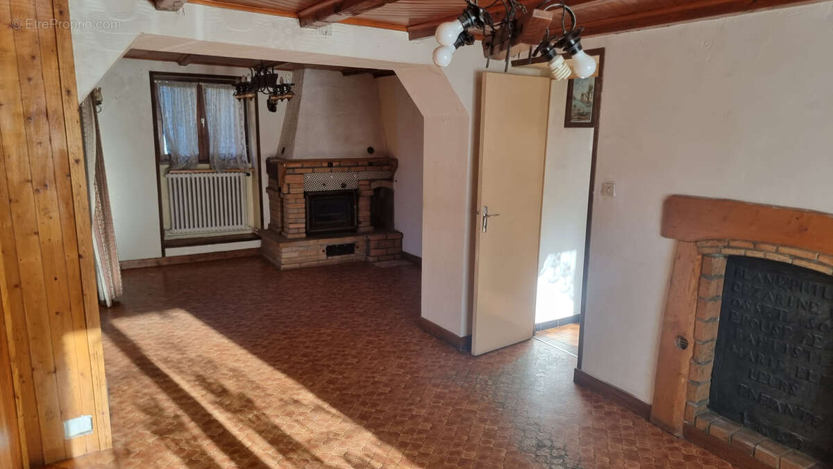 Maison à SAINT-GEORGES-DES-HURTIERES