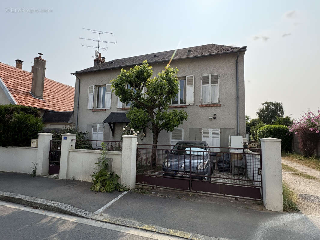 Maison à SAINT-JEAN-DE-LA-RUELLE