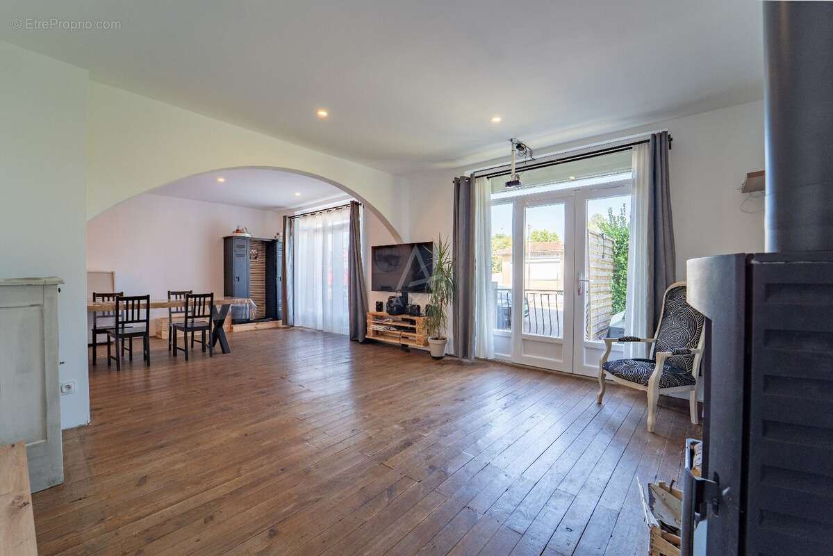 Maison de village rénovée avec garage et jardin - photo 2