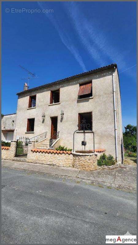 Maison à BUSSAC-SUR-CHARENTE