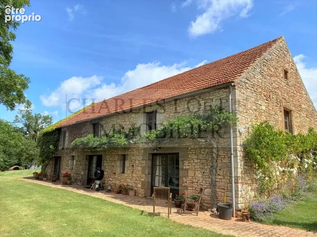 Superbe ensemble avec maison, gîte et piscine implanté au coeur de ses 12 hectares - photo 3