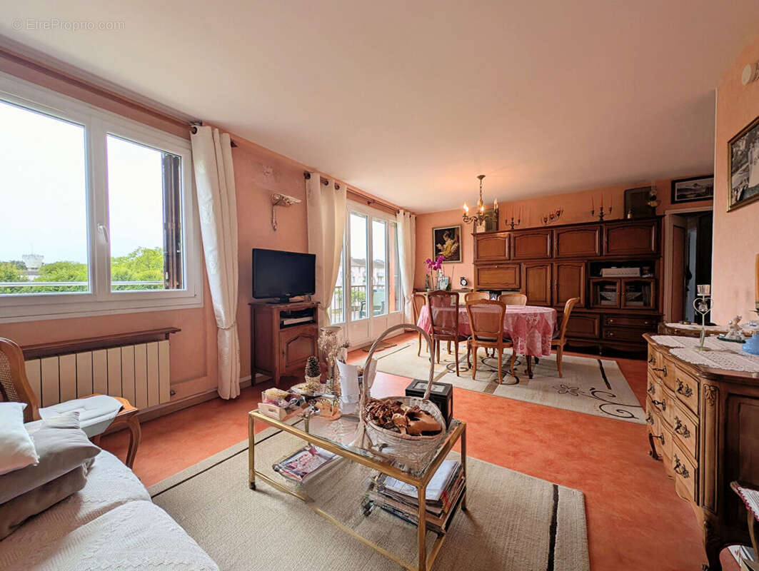 Appartement à LE MESNIL-LE-ROI