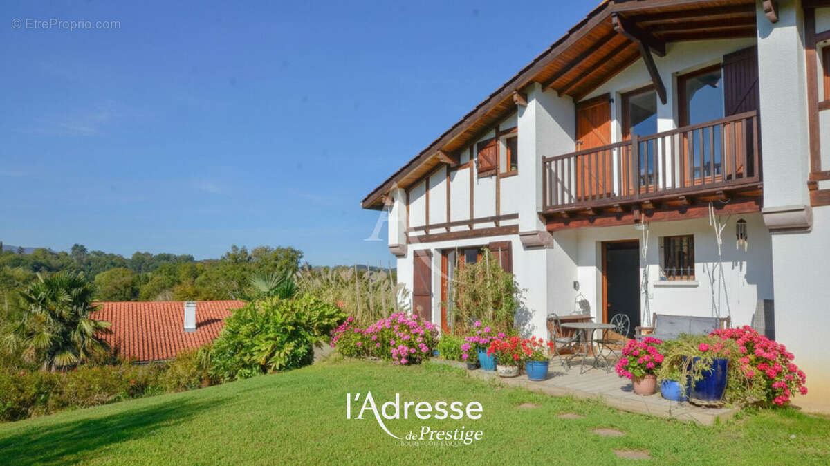 Maison néo-basque à Ascain - 4 chambres sur 3 niveaux, 2 T2 locatifs - photo 2