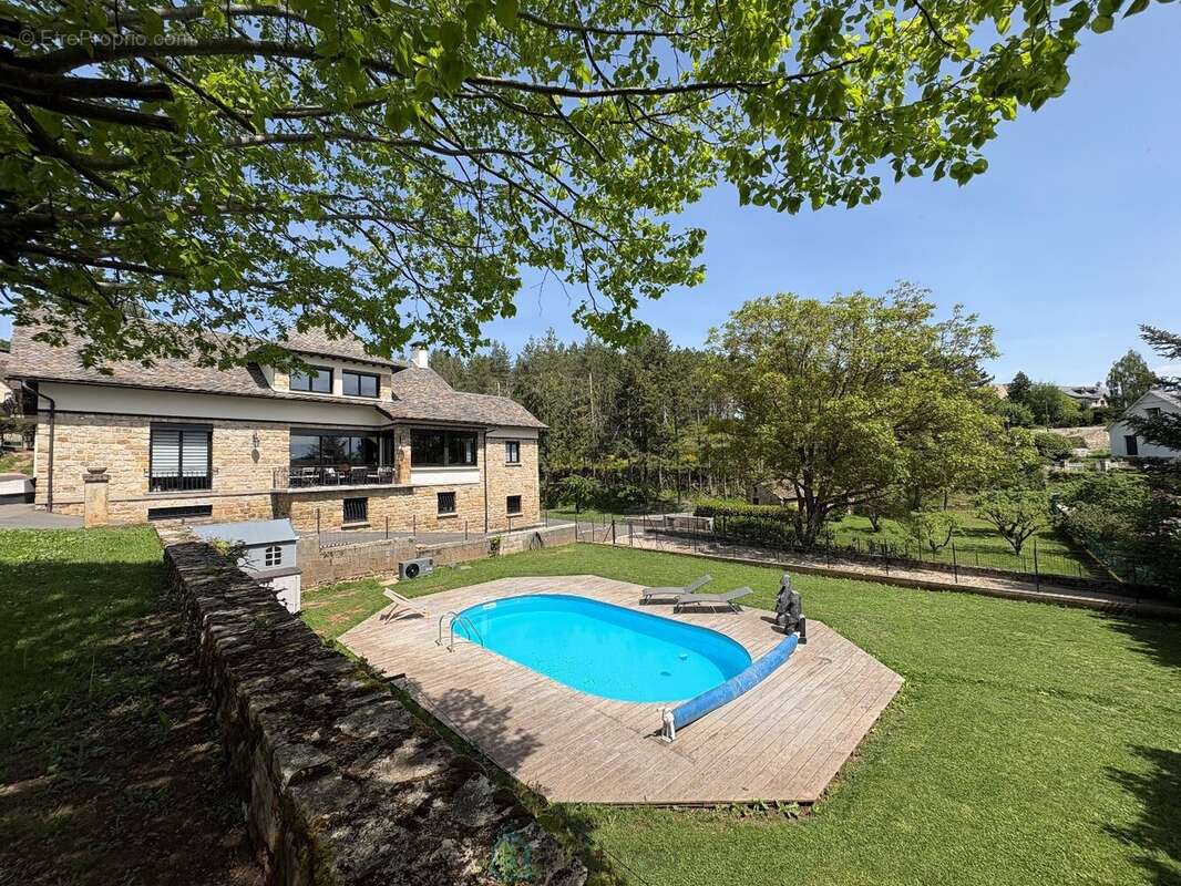 Propriété d'exception  274 m² habitables + 699 m² de dépendances et garages - photo 2