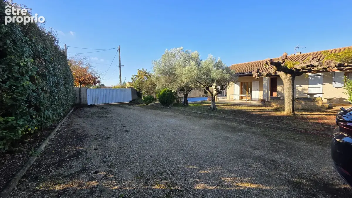 Maison avec piscine, sous-sol complet et double garage. - photo 12
