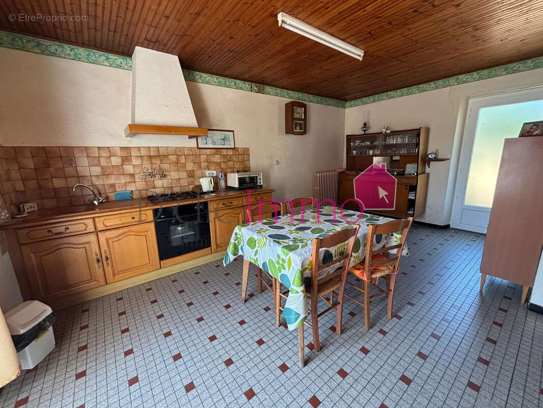COMMEQUIERS - Maison 3 chambres à rénover avec grand terrain   Fort potentiel ! - photo 5