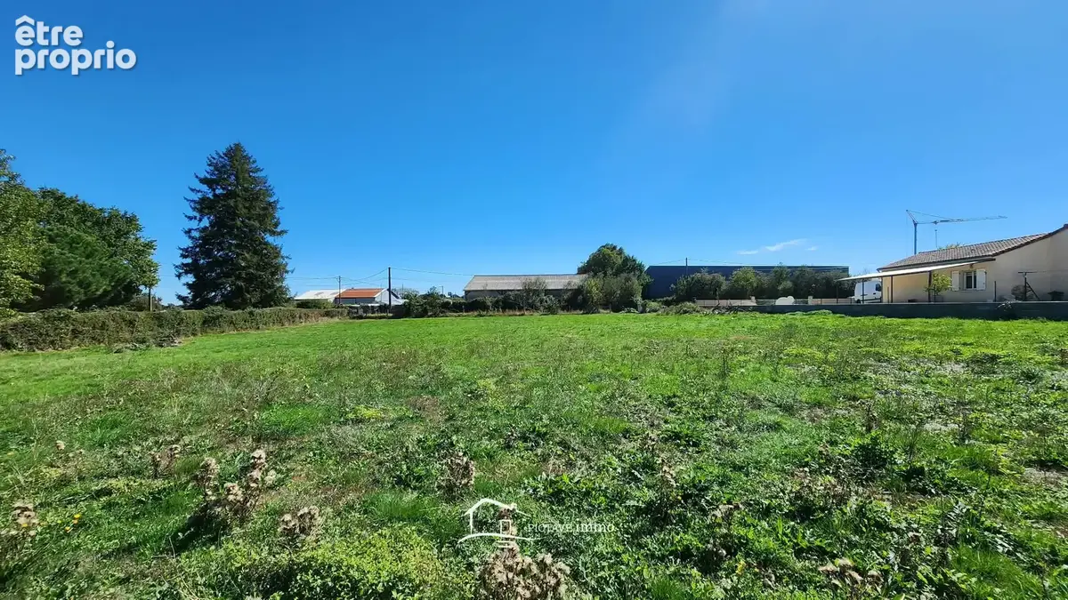 Terrain constructible, idéalement situé, proche gare et commerces à Lusignan - photo 2