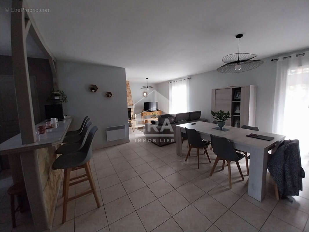 Maison à SAINT-CHRISTOLY-DE-BLAYE