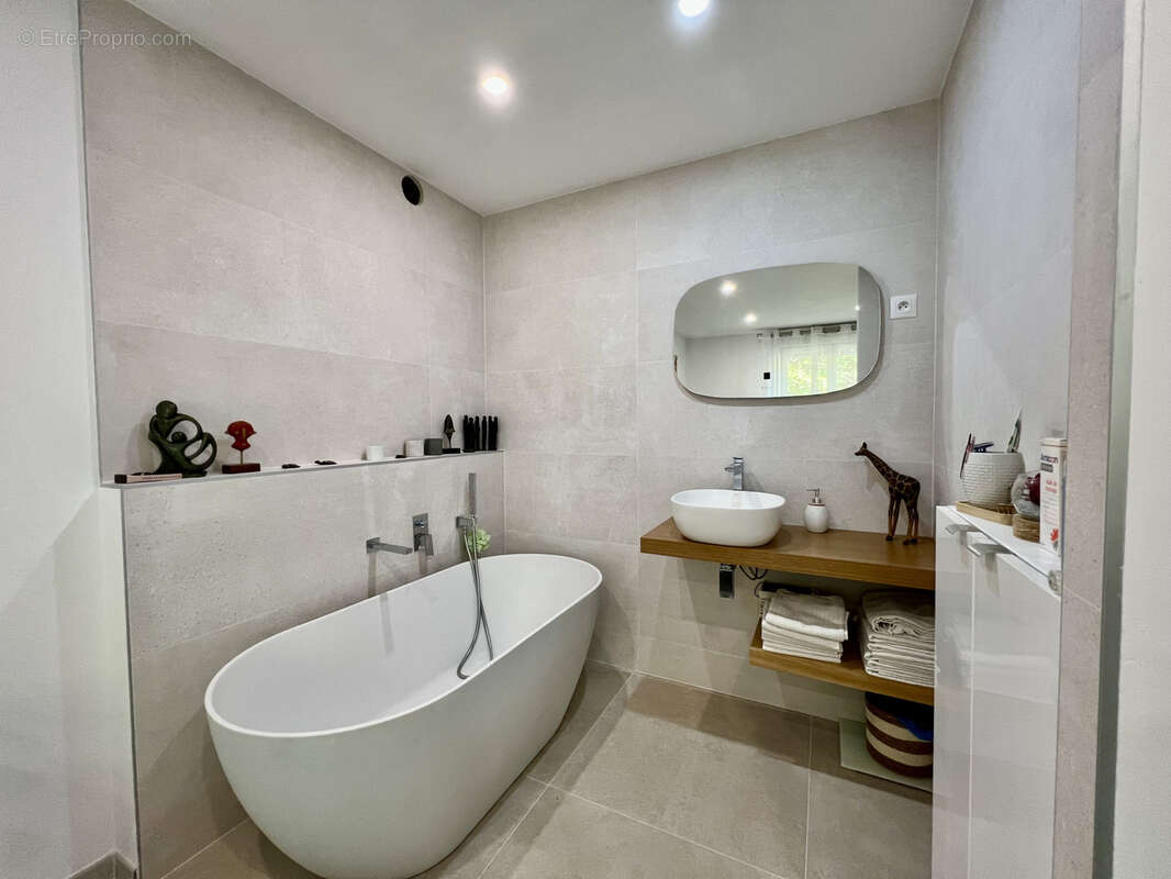 Appartement à SAINT-LAURENT-DU-VAR